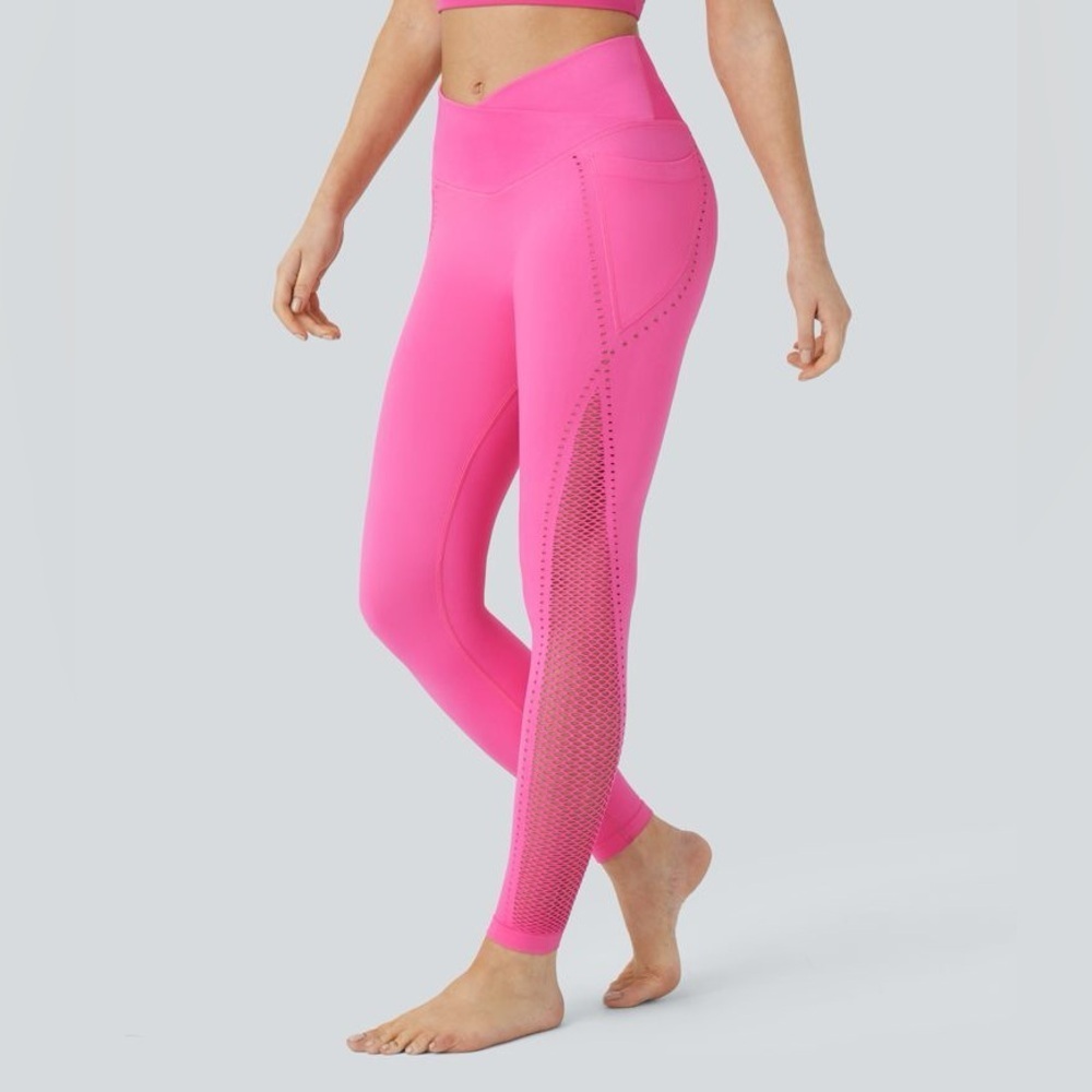 Halara seamless high crossover waist side pockets with laser cutout medium 7/8